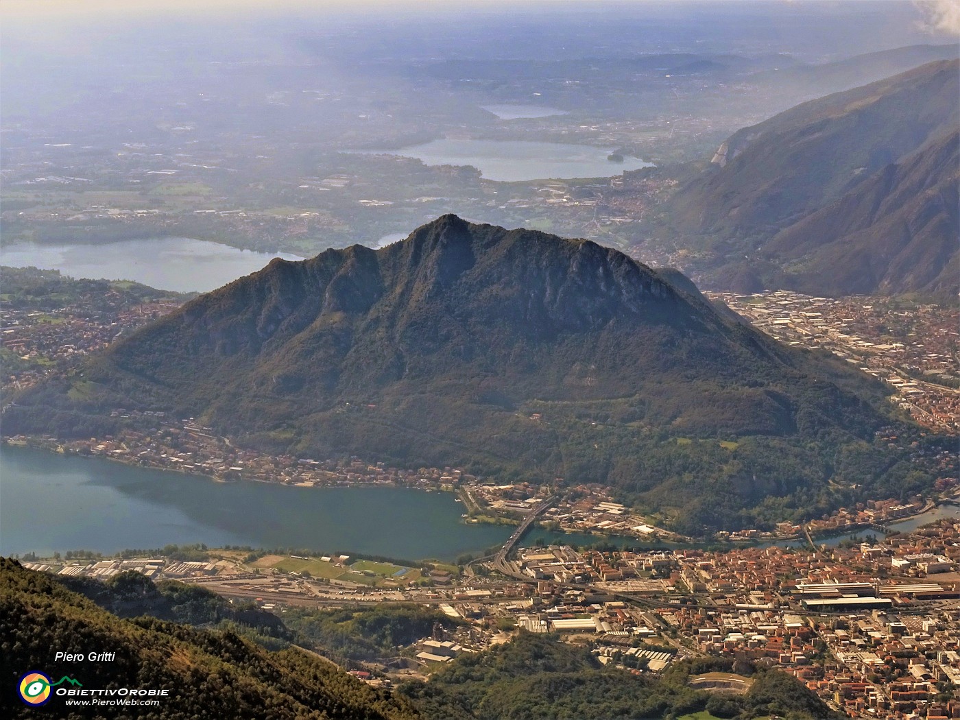 42 Il Monte Barro tra i laghi di Garlate in primo piano con Lecco, di  Annone e Pusiano oltre il monte.JPG -                                